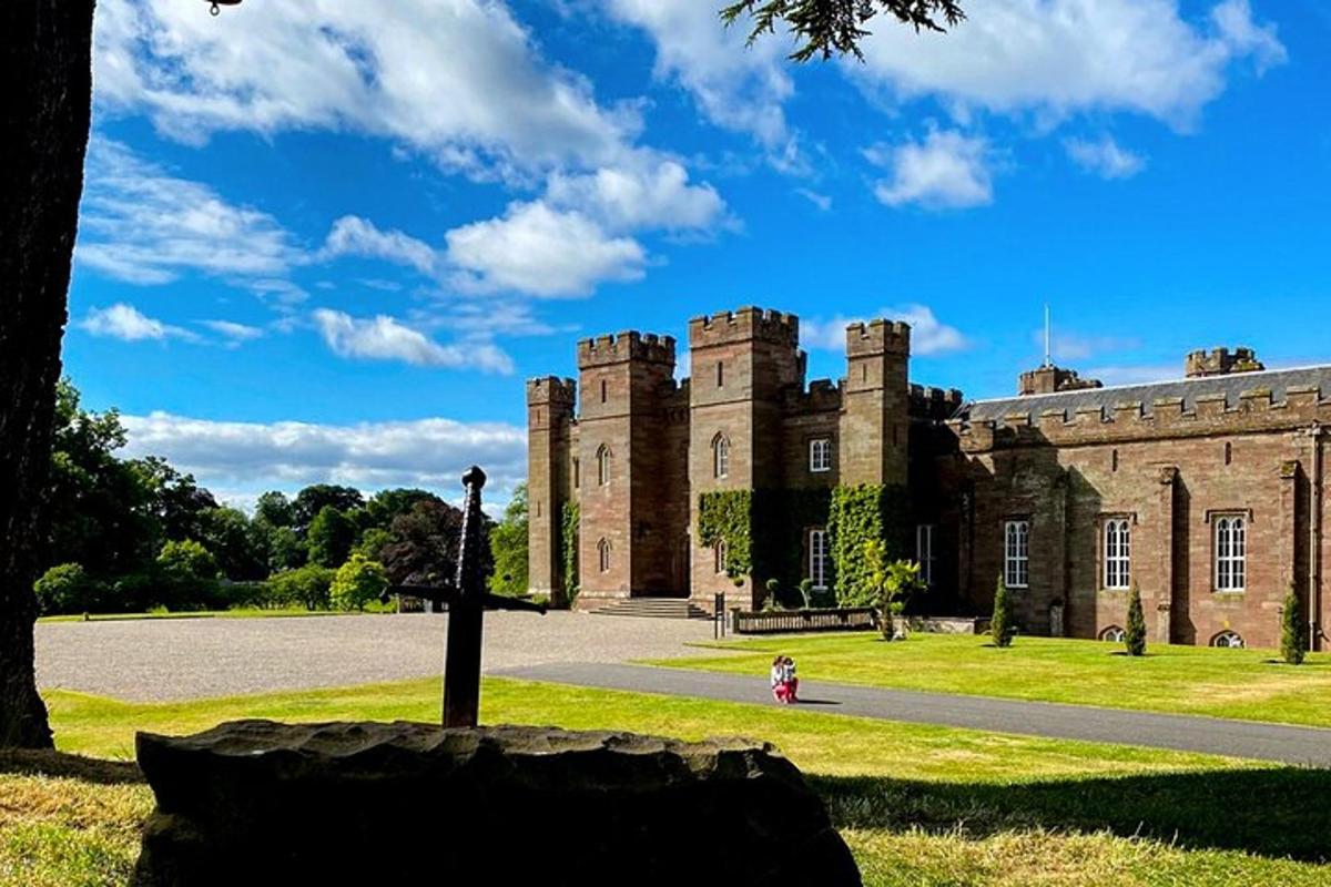 un castello con una bambina in piedi davanti