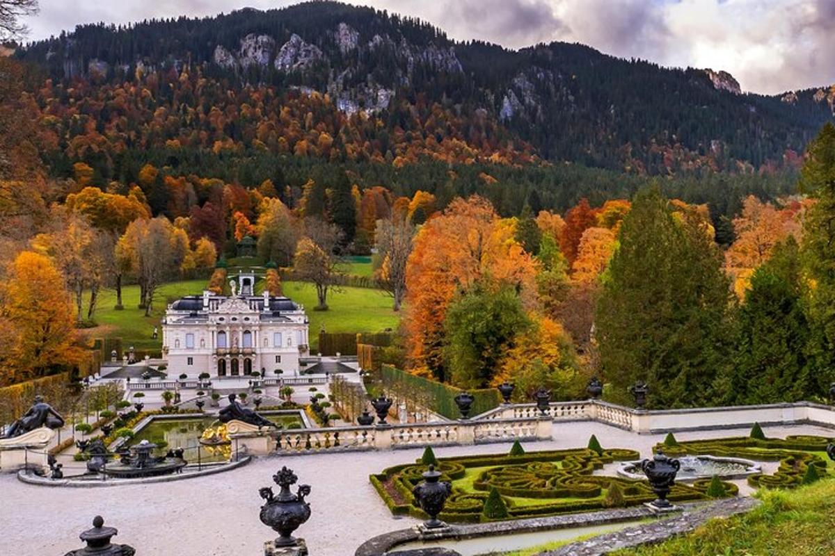 un'immagine di un edificio con alberi sullo sfondo