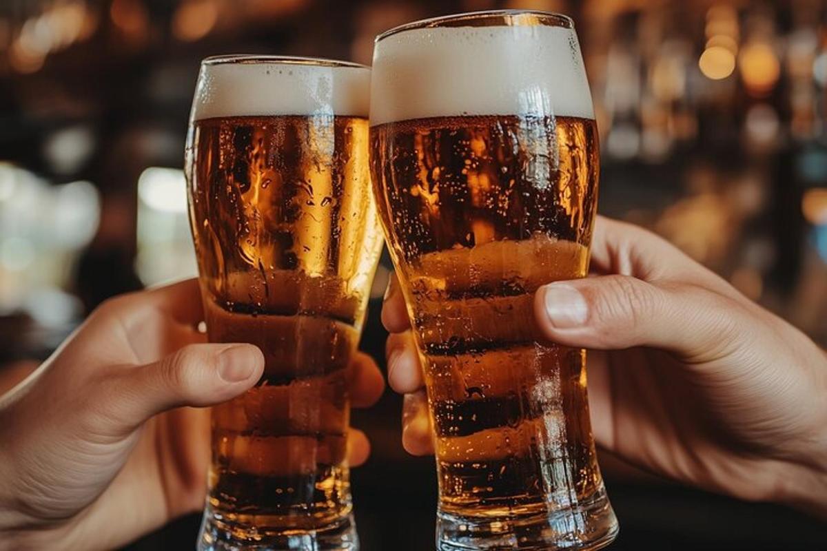 hai người đang cầm hai cốc bia