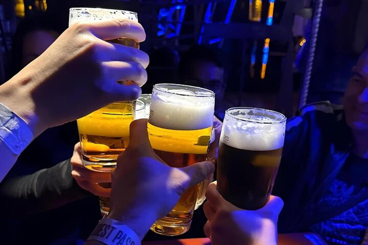 grupp inimesi, kes hoiavad käes õlleklaase