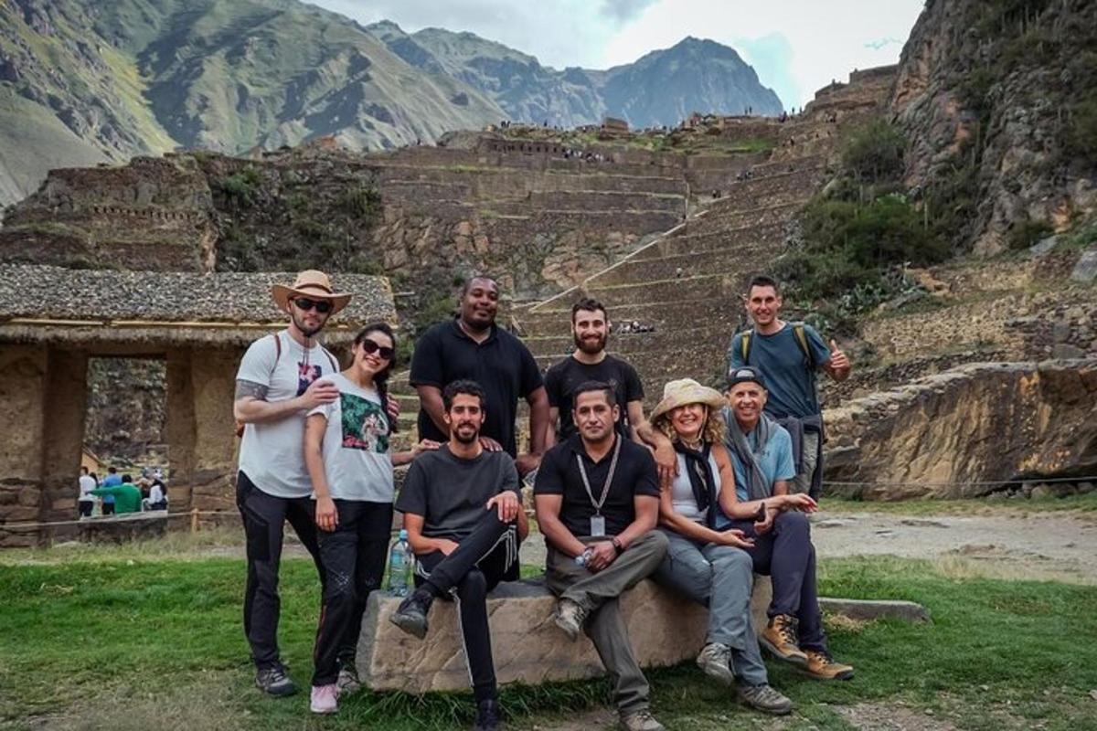 Un grupo de personas posando para una foto frente a una montaña.