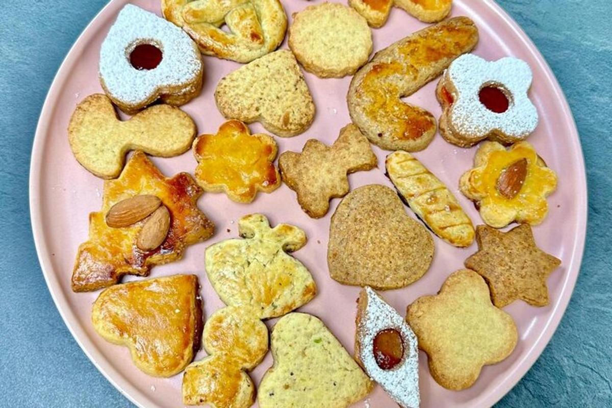 тарілка з печивом на столі
