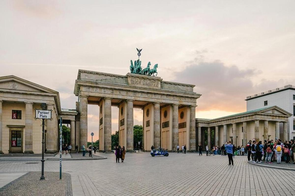 ein großes Gebäude mit einer Statue davor