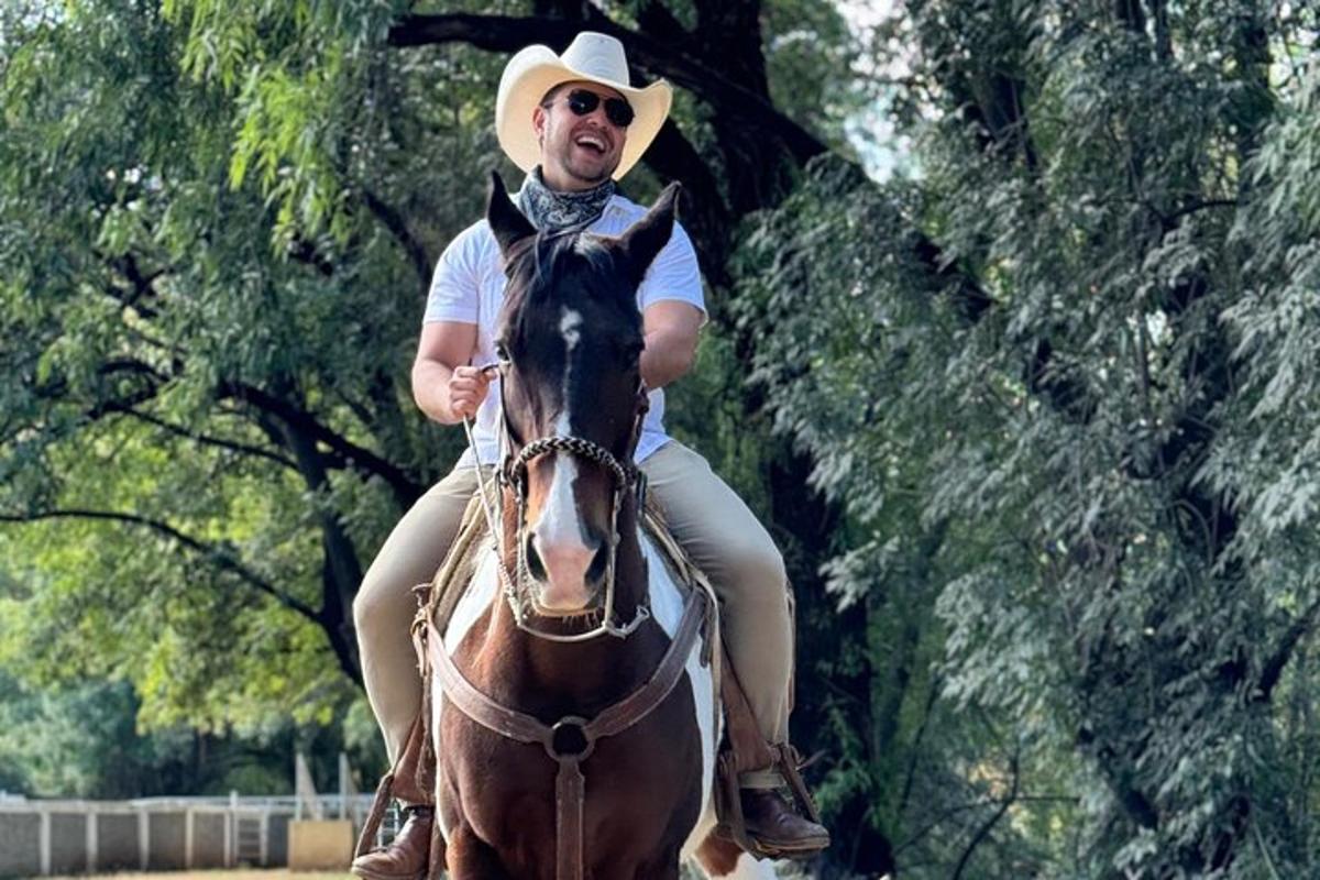 un uomo a cavallo