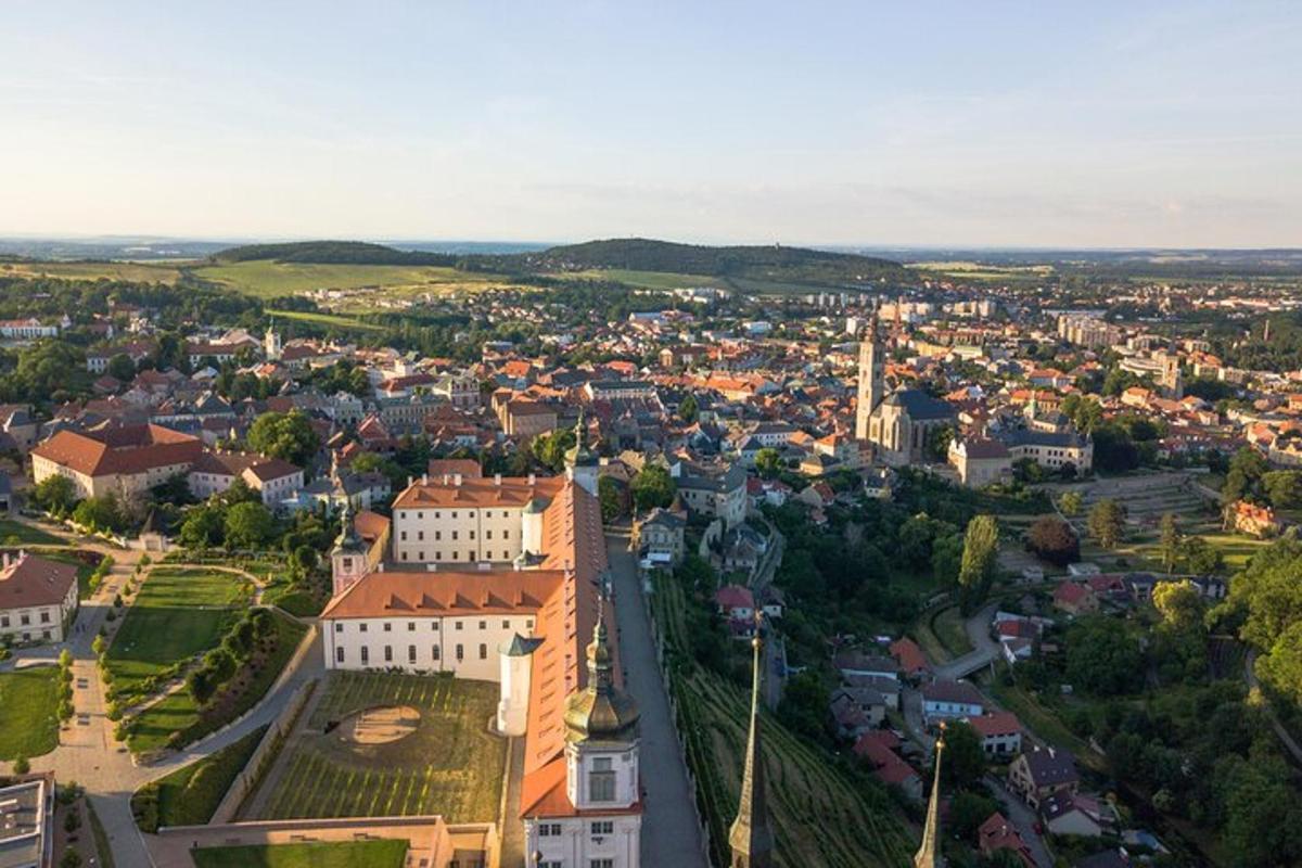 Letecký pohled na město s budovou