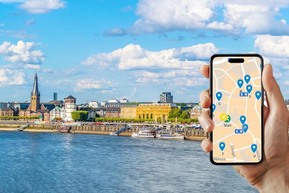 osoba držící mobilní telefon a fotící řeku