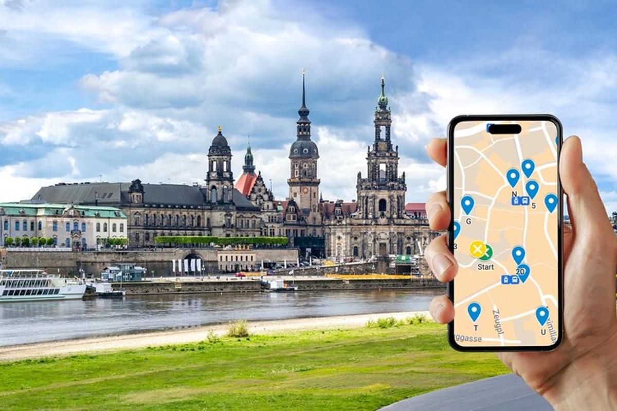 una persona che tiene in mano un telefono cellulare davanti a un edificio