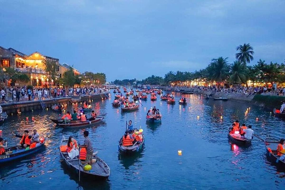 un grupo grande de personas en botes en un río
