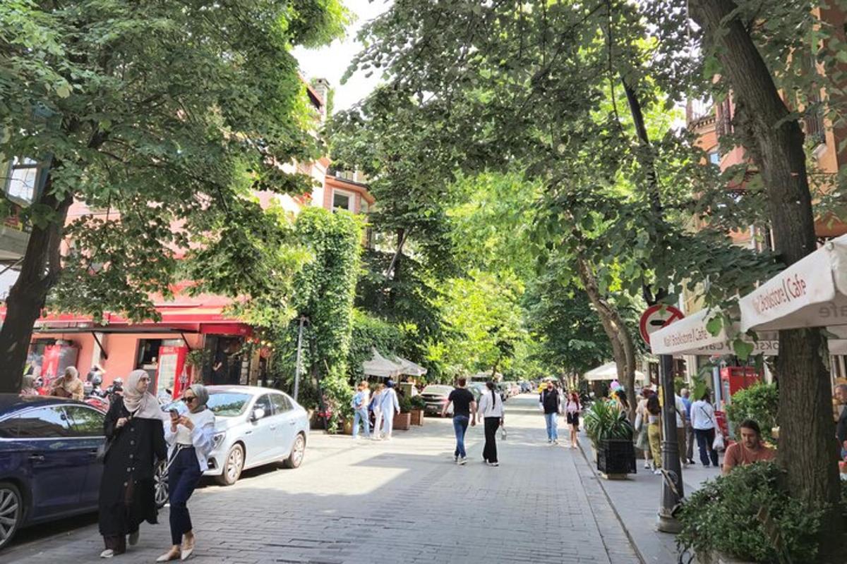 een drukke stadsstraat met mensen die op de stoep lopen