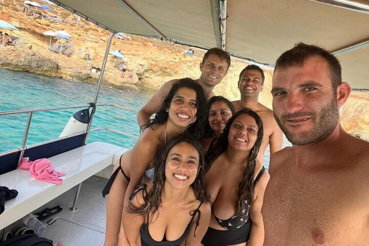 skupina lidí pózujících pro fotografii na lodi