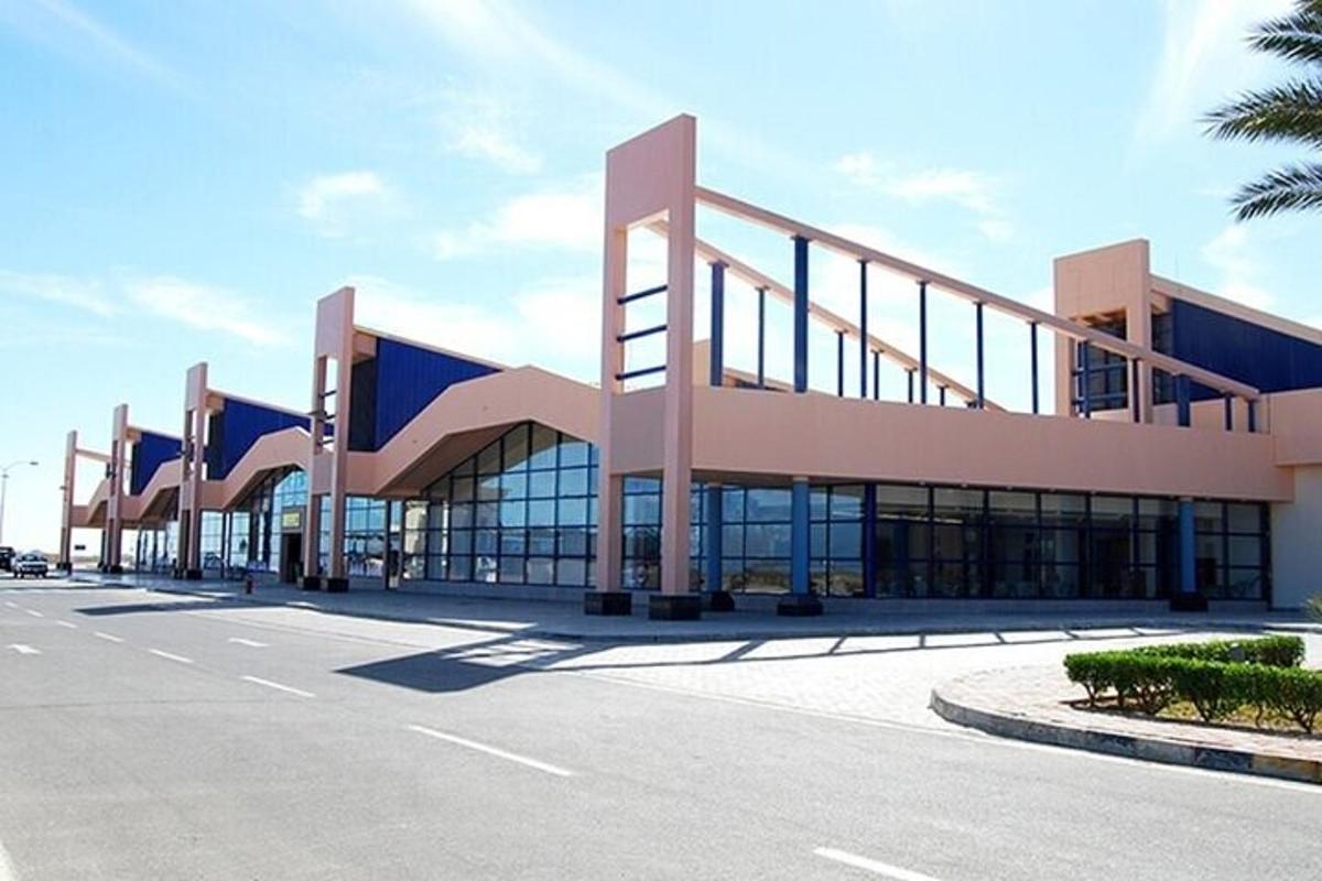 velká kancelářská budova s parkovištěm