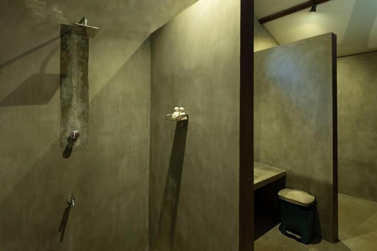 un bagno con doccia e WC al suo interno