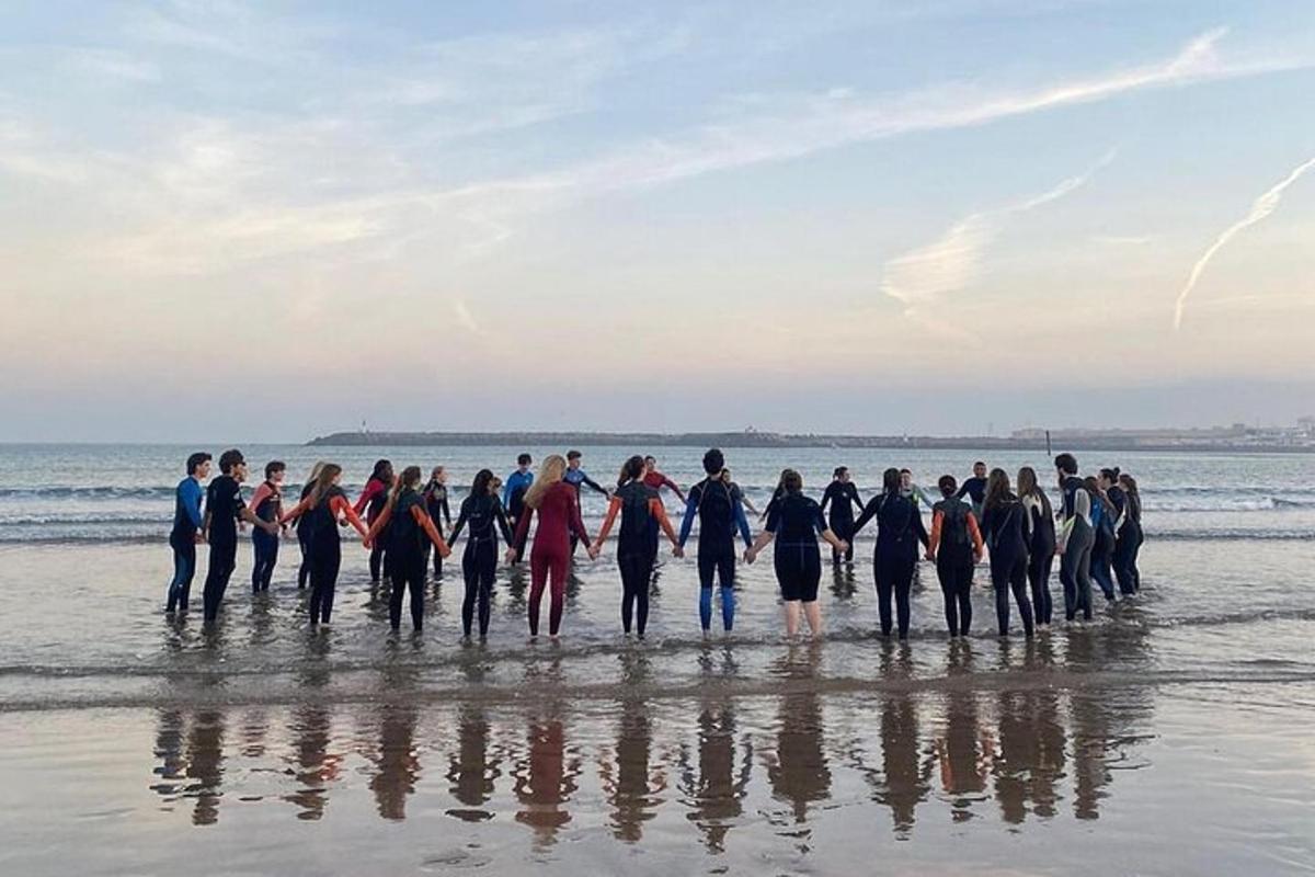 un gruppo di persone che camminano sulla spiaggia