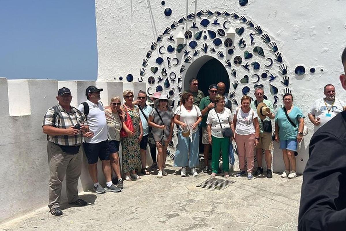 grupp inimesi, kes seisavad hoone ees