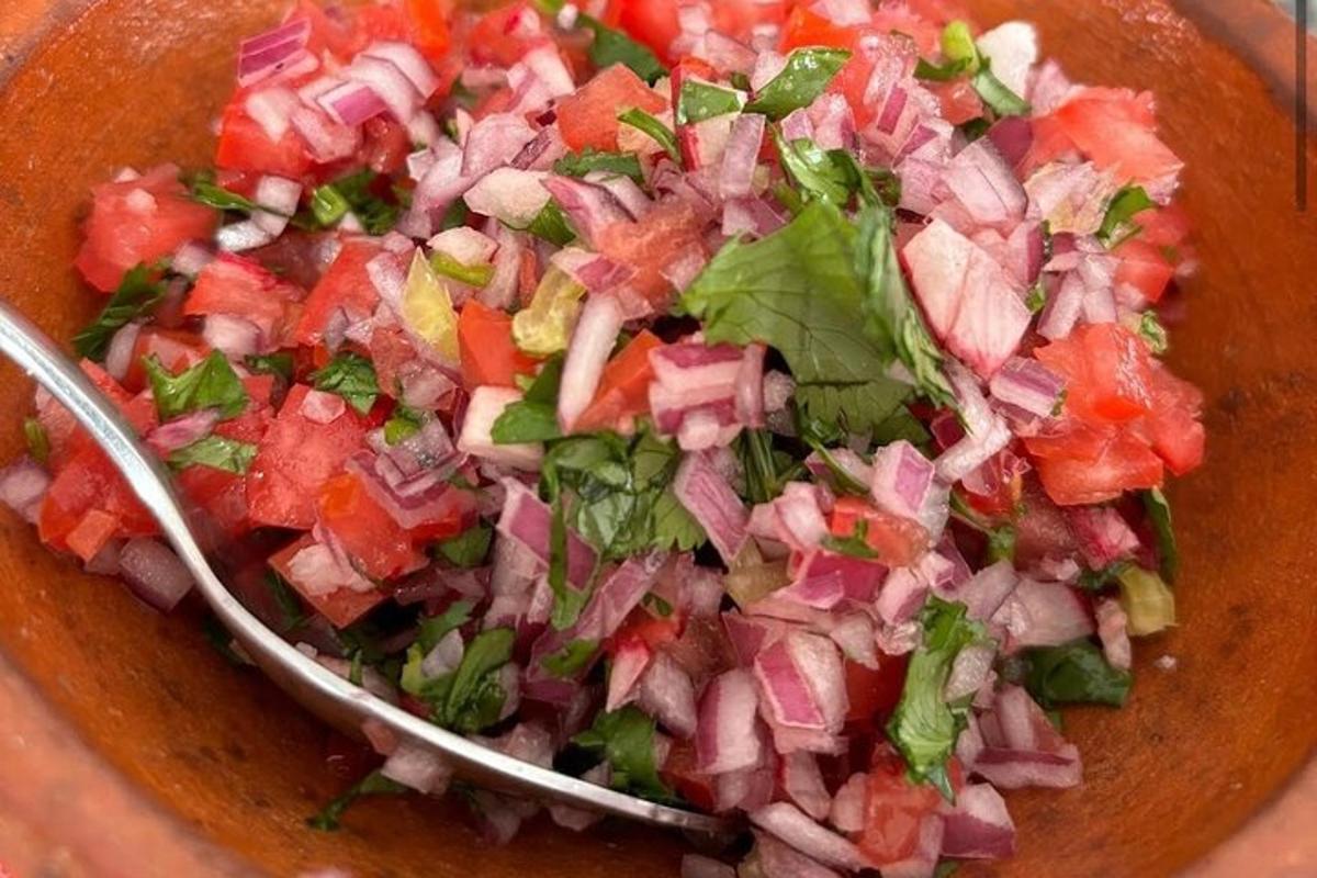 salat með skinku og salati í tréskál