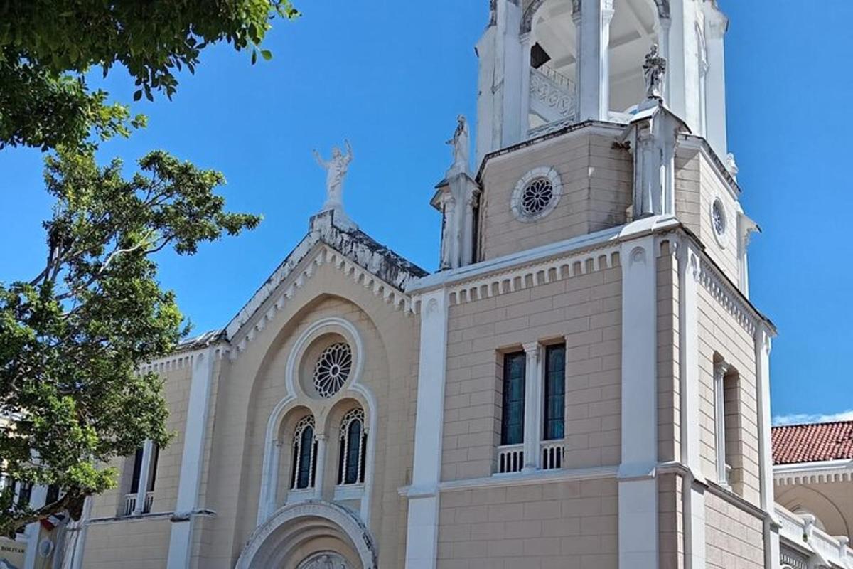 en kirke med et klokketårn på toppen