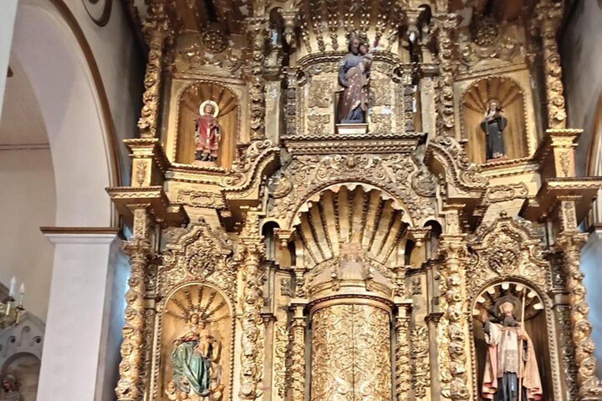 en utsmykket kirke med et stort orgel