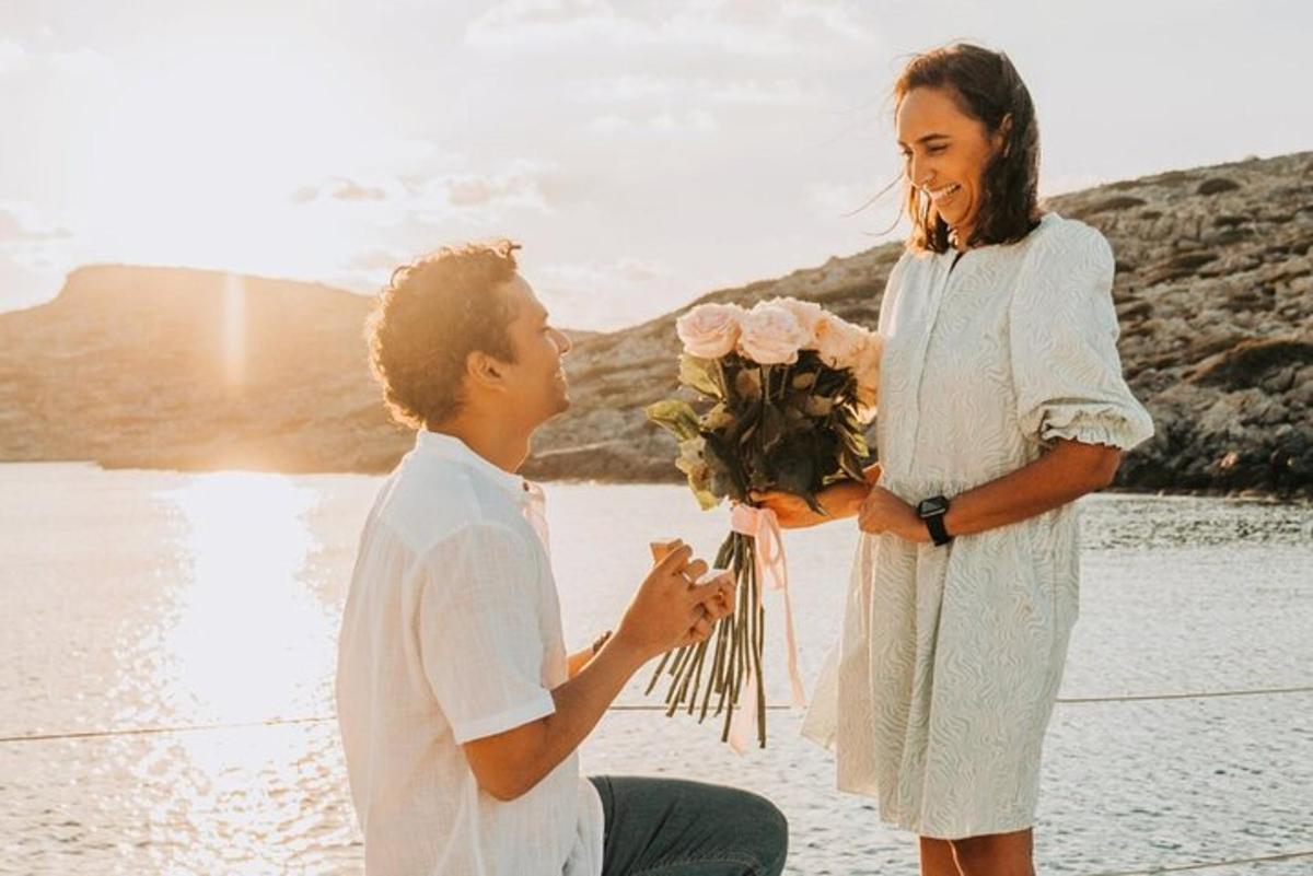 en mann som gir en kvinne en blomsterbukett