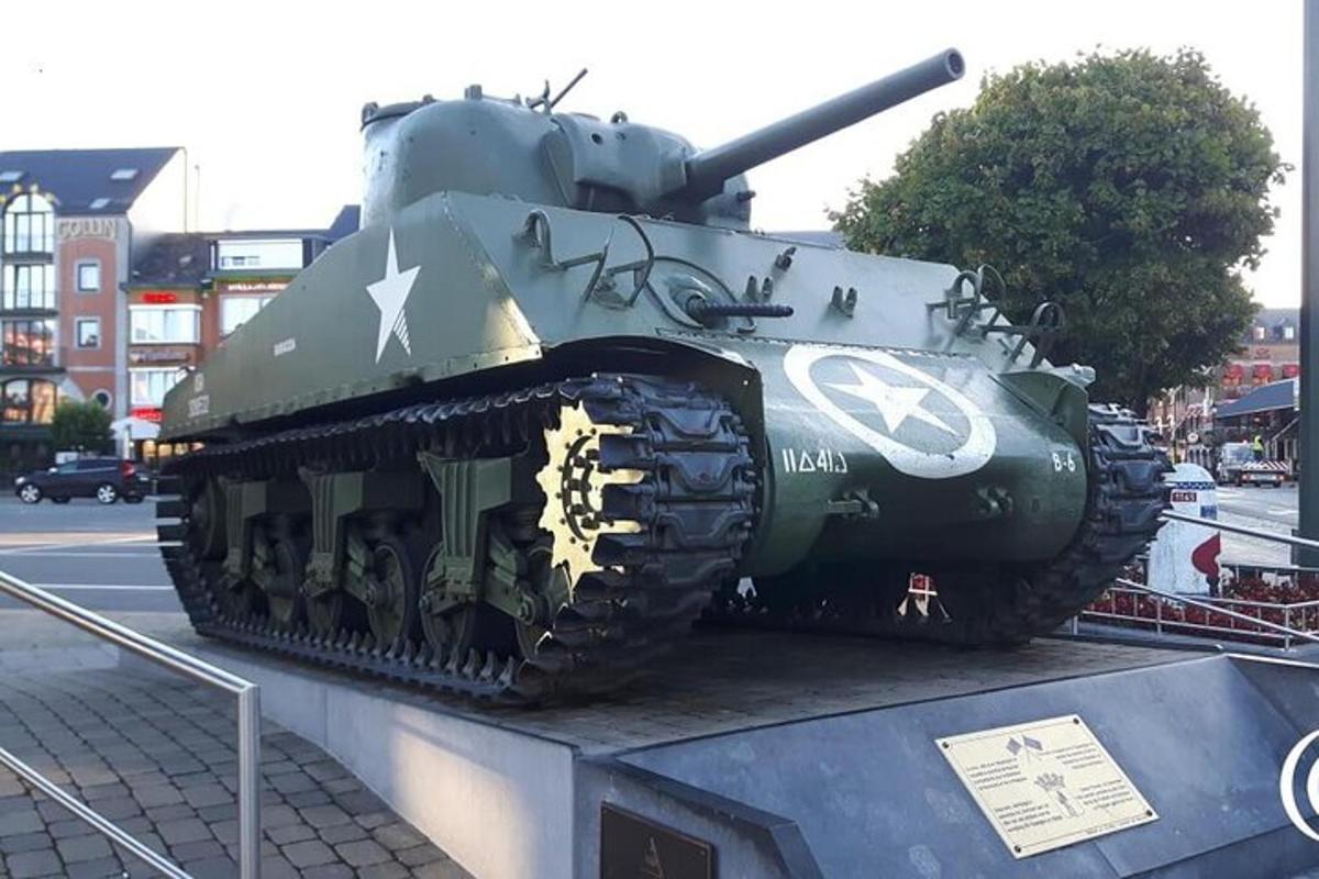ein großer Panzer, der in einer Stadt ausgestellt ist