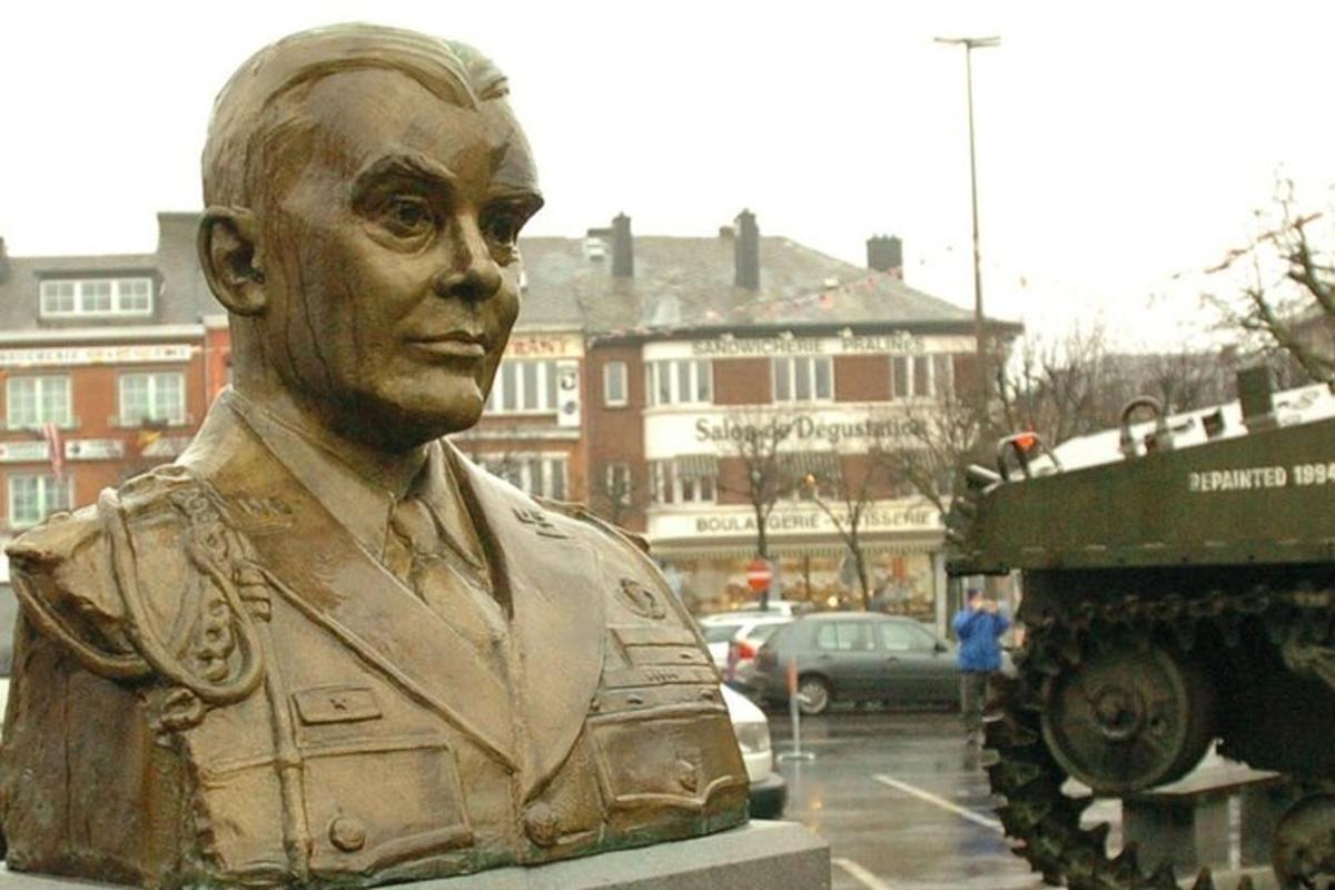 una statua di un uomo accanto a un treno
