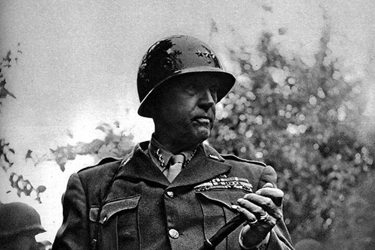 una foto in bianco e nero di un uomo in uniforme