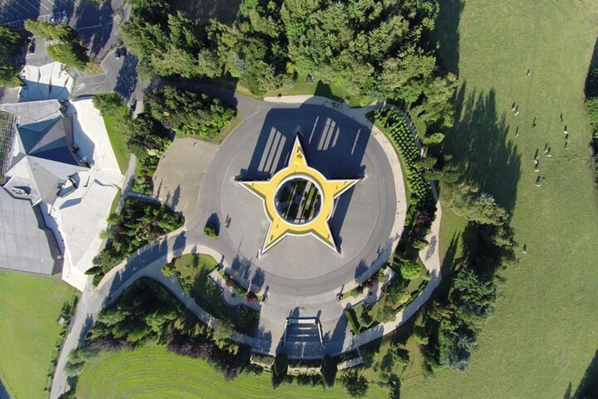 una vista aerea di una grande tenuta con una stella sopra