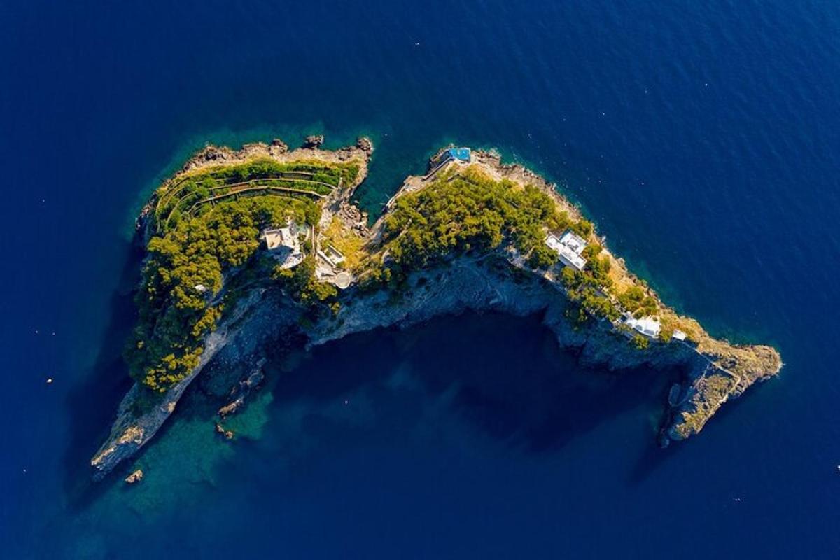 ένα νησί στη μέση του νερού