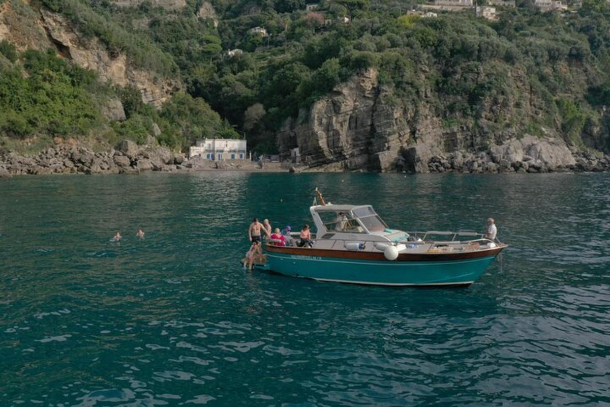 μια ομάδα ανθρώπων σε μια βάρκα στο νερό