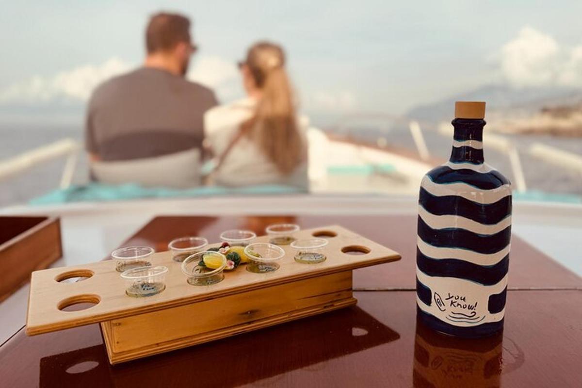 una ampolla d'alcohol sobre una taula al costat d'una beguda