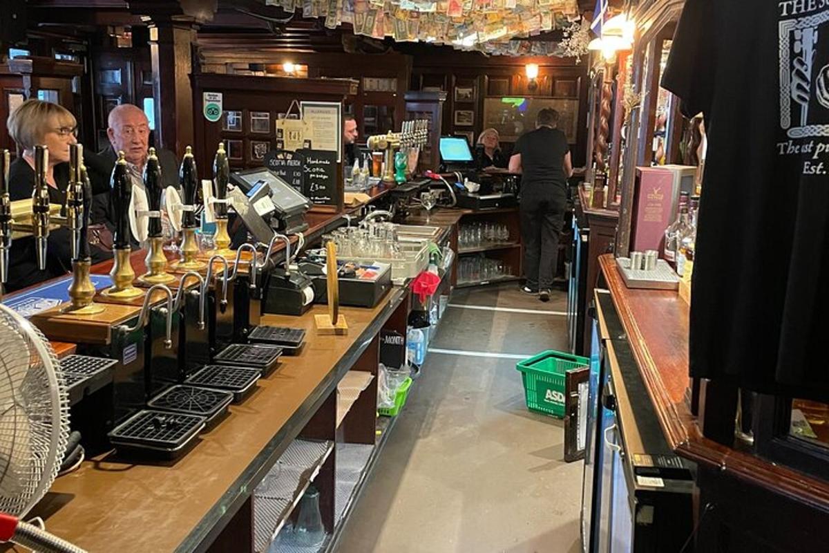 bar s hromadou lahví vína