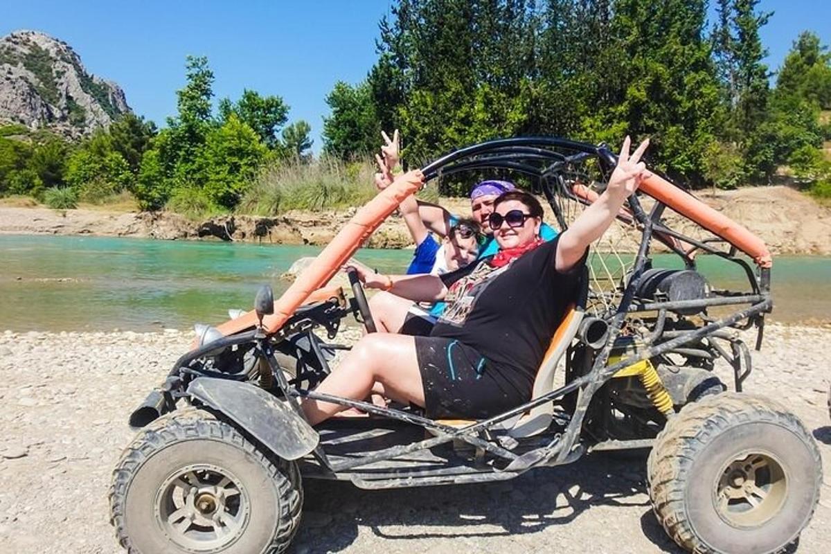 isang grupo ng mga tao na nakaupo sa isang fourwheeler na sasakyan sa isang ilog