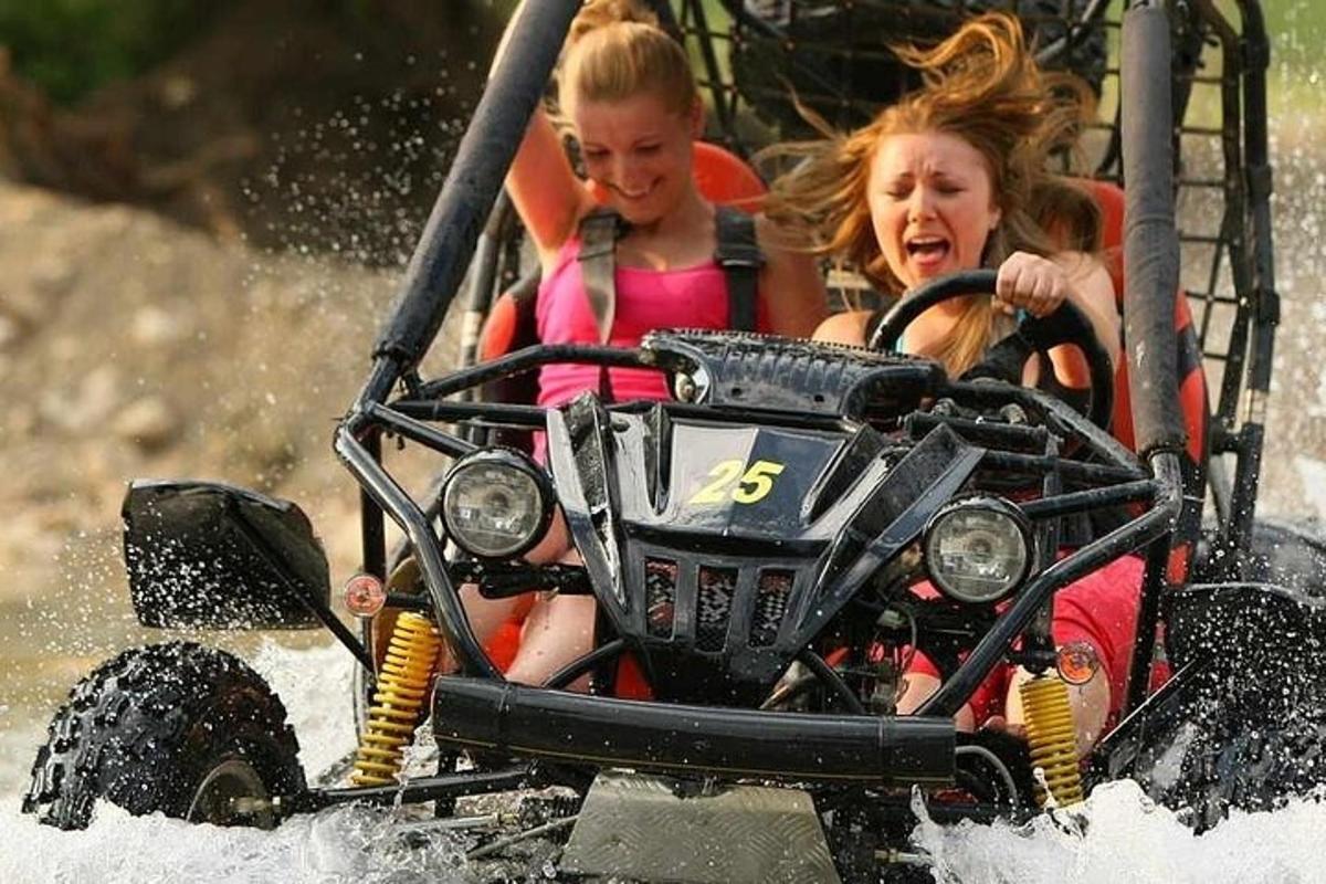 dalawang batang babae na nakasakay sa isang atv sa tubig