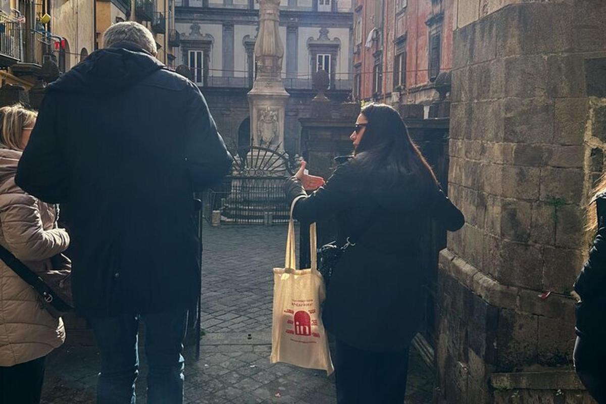 žena kráčející po ulici s taškou