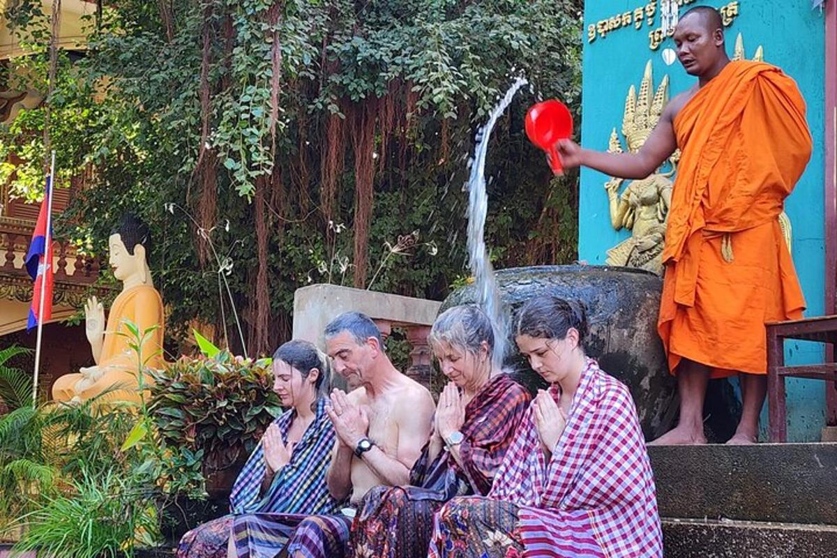 un gruppo di persone sedute davanti a una fontana