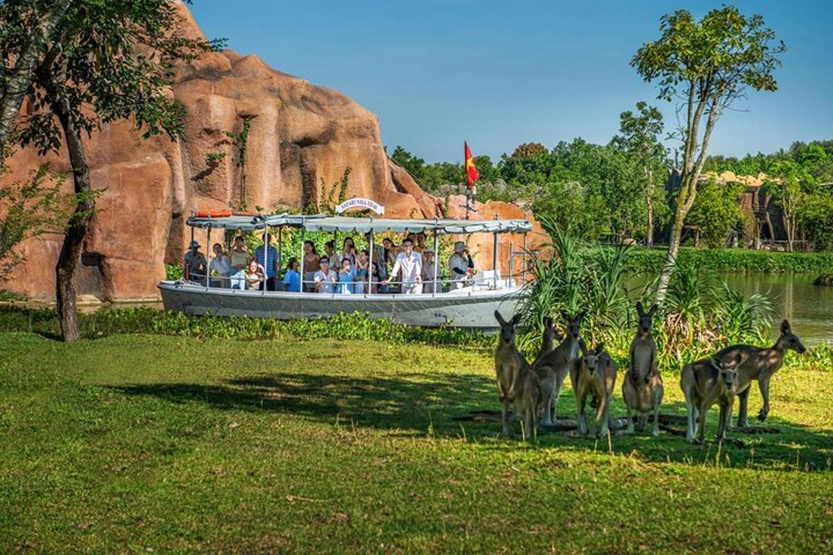 un gruppo di persone su una barca in uno zoo
