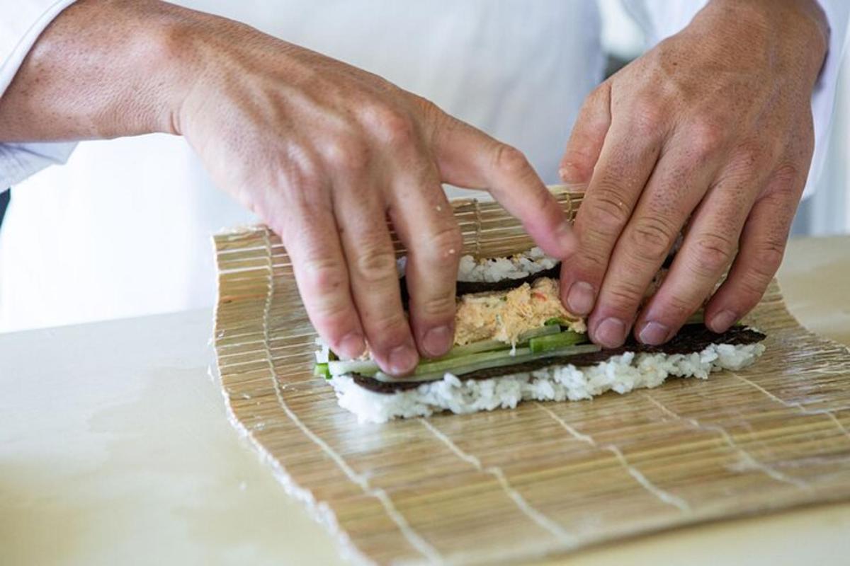 une personne préparant un sandwich sur une planche à découper