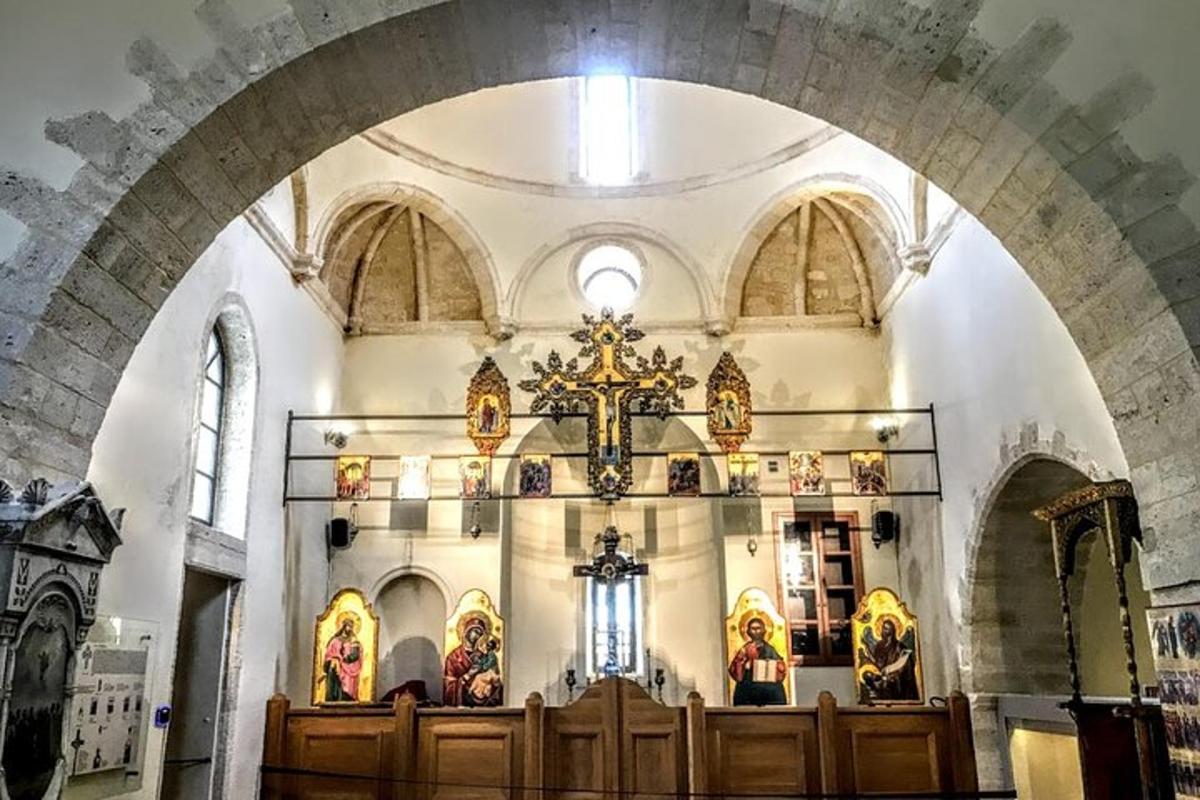 egy nagy templom kereszttel az oltáron