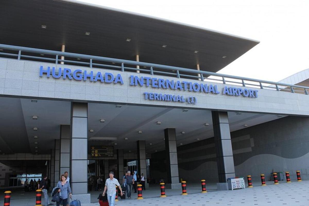 sebuah bangunan dengan tanda Bandara Internasional Huawei