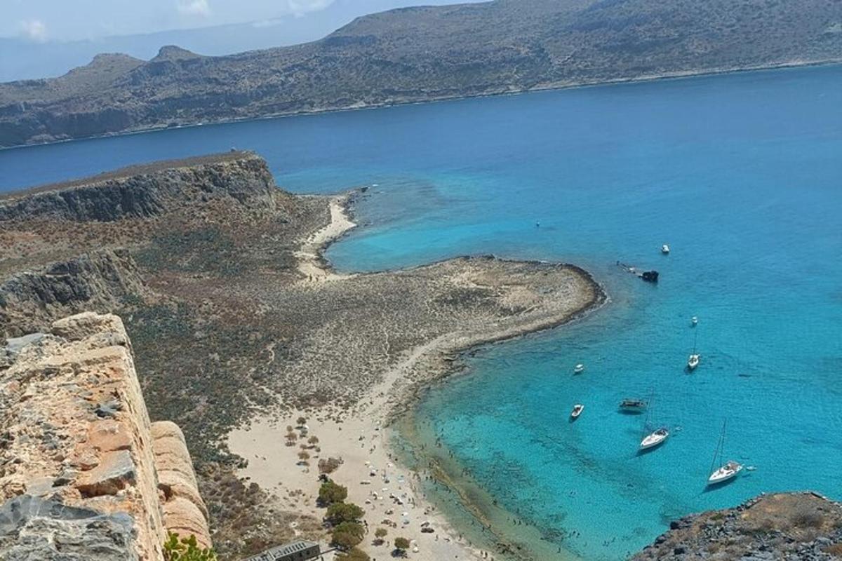Μια εναέρια άποψη μιας παραλίας με βάρκες στο νερό