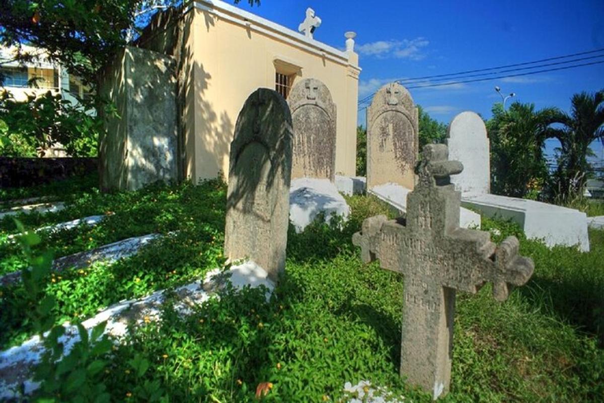 hřbitov s křížem před kostelem