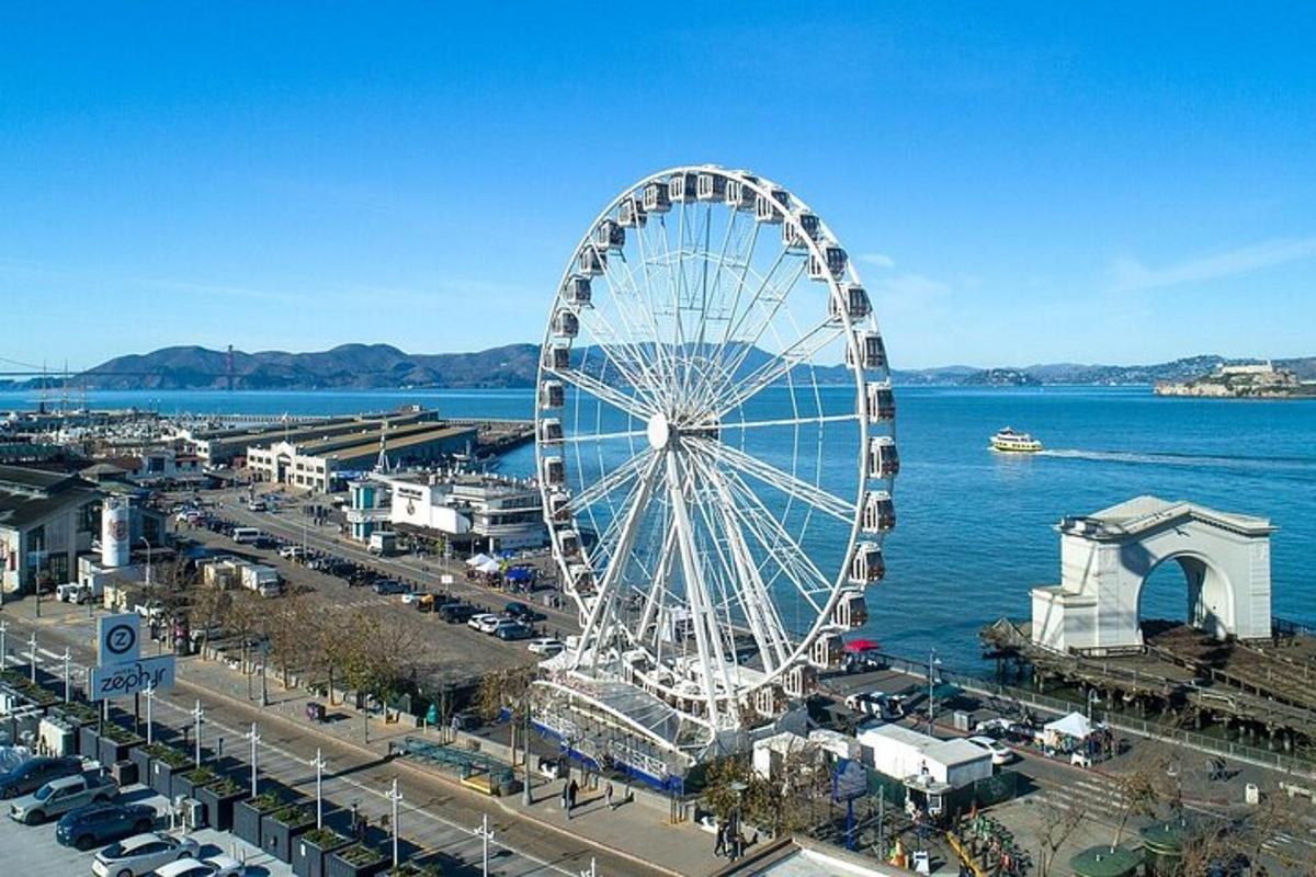 una grande ruota panoramica in una città vicino all'acqua