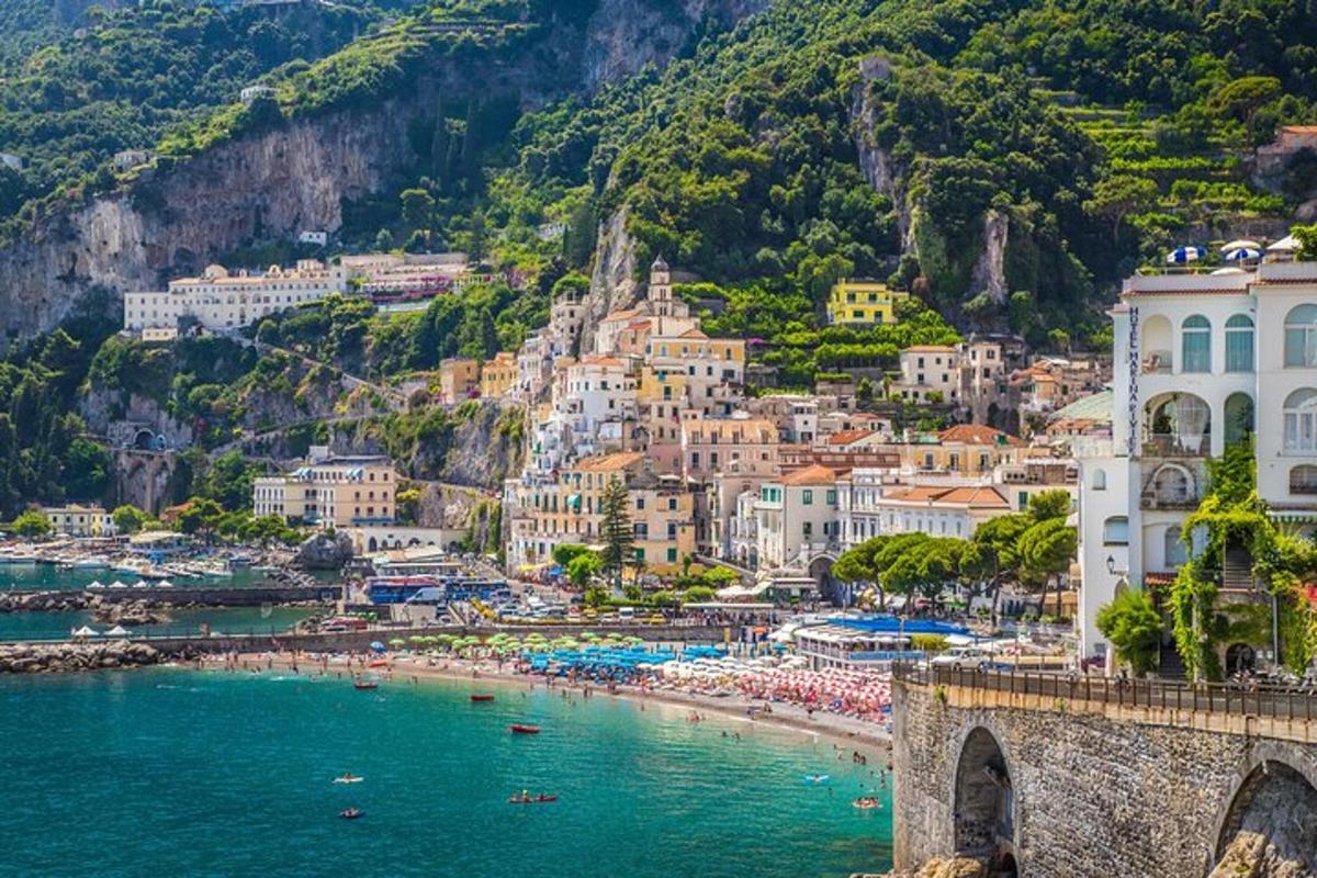 une vue d'une plage à Positano sur une montagne