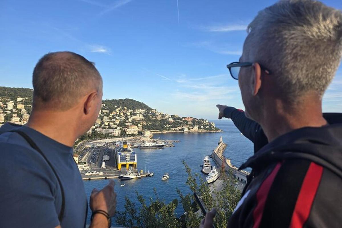 dos homes mirant un port amb vaixells