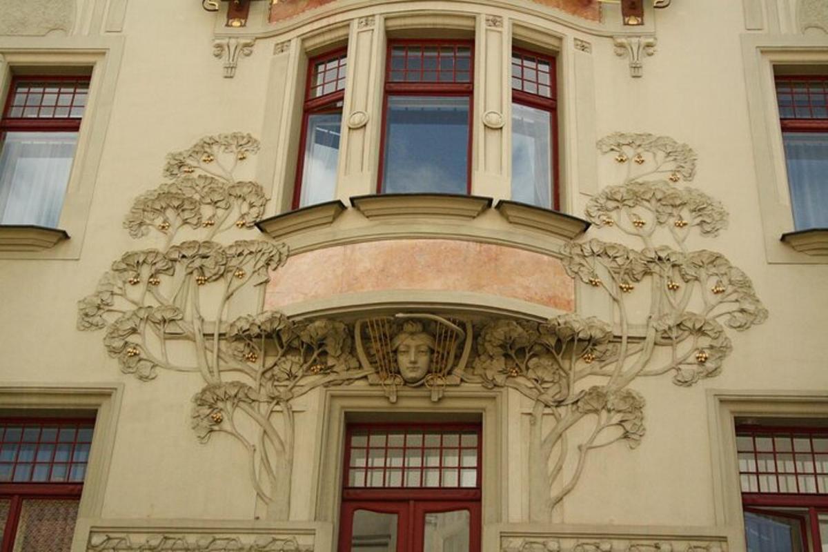 un edifici amb una estàtua al costat
