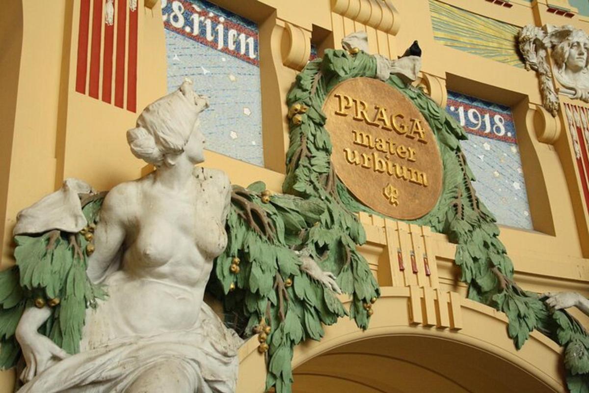 una statua davanti a un edificio con un cartello