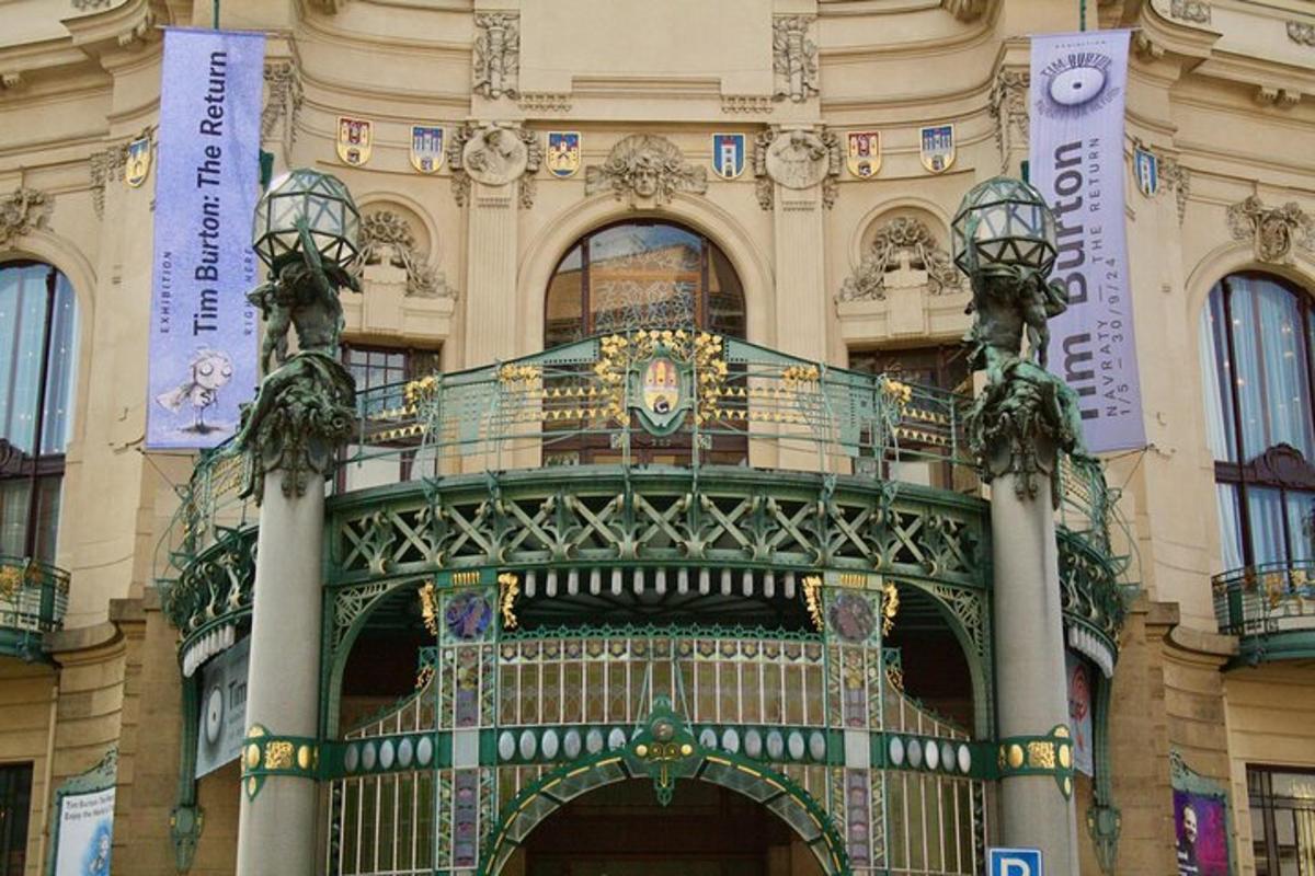 budova s balkonem na přední straně