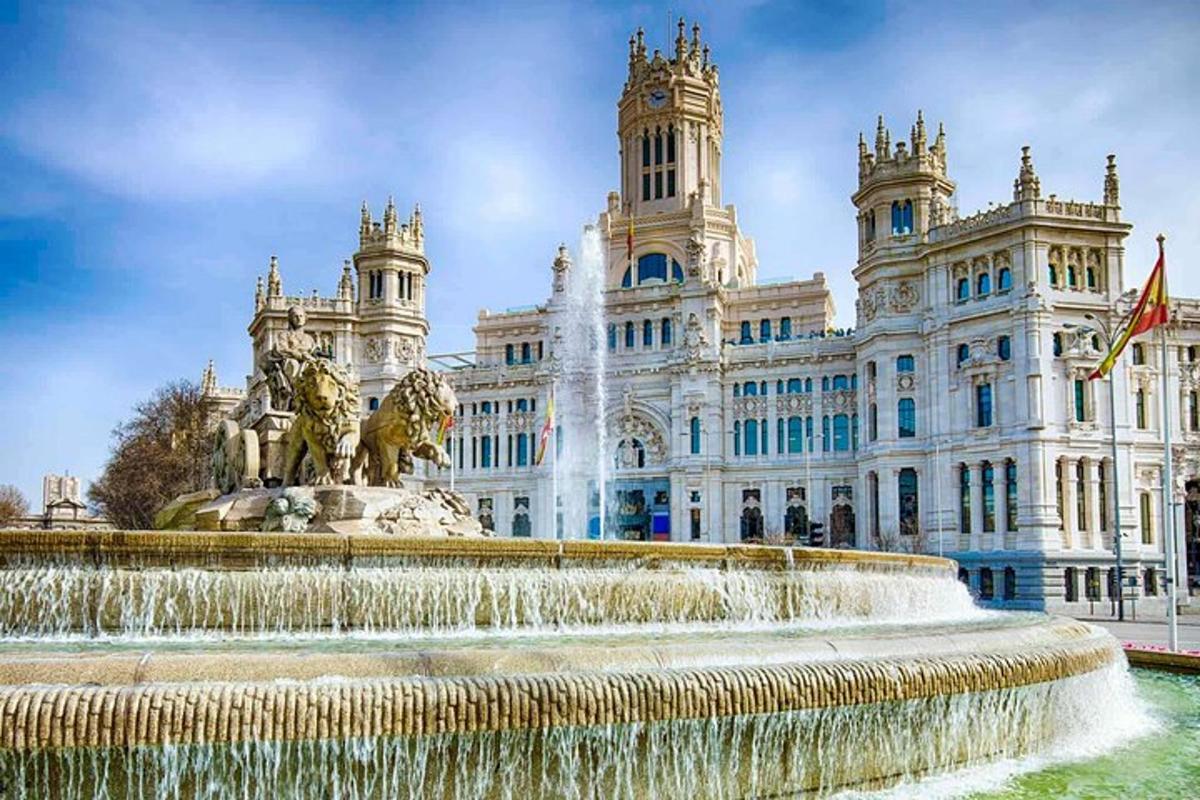 una fontana di fronte a un grande edificio con una fontana