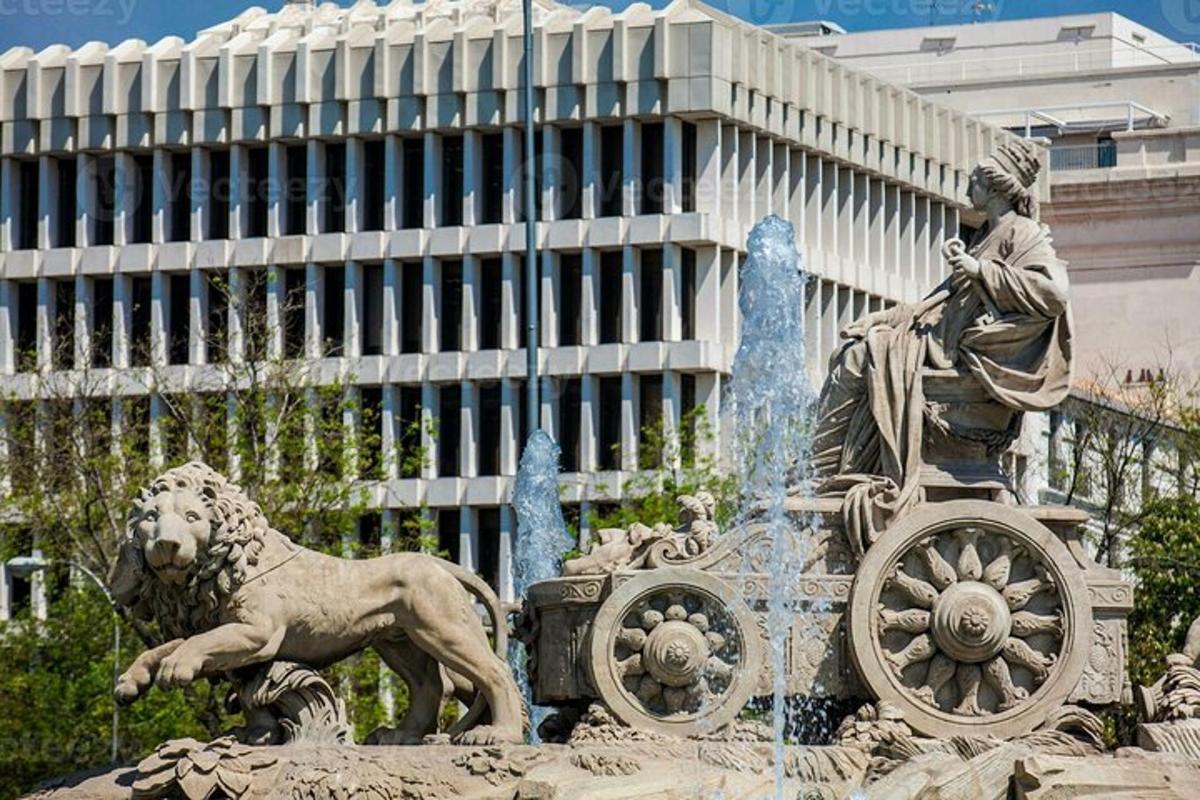 una statua di un leone e una fontana d'acqua