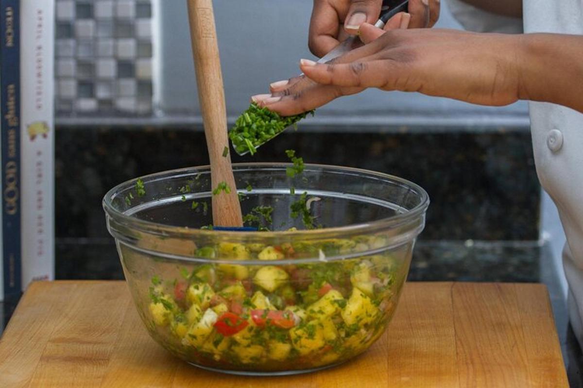 Una mujer revolviendo un tazón de verduras con una cuchara de madera.