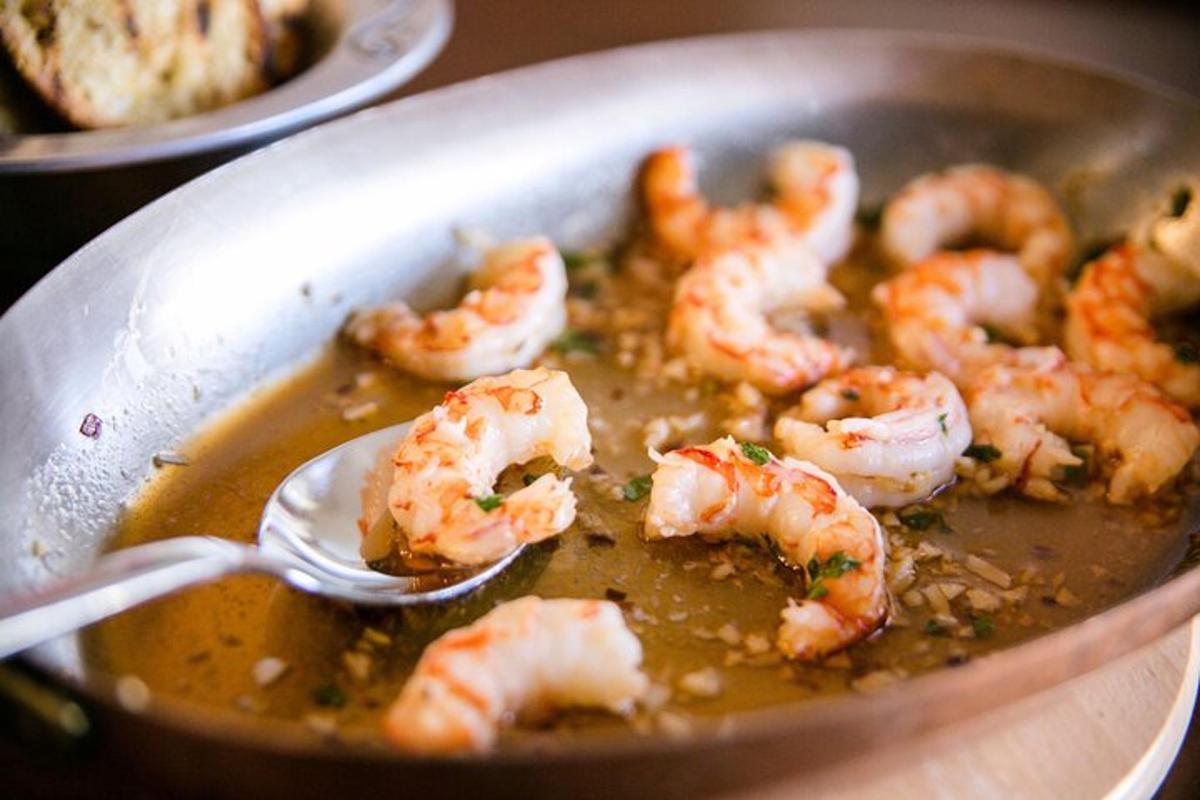 sudu dalam kuali dengan udang dalam sos
